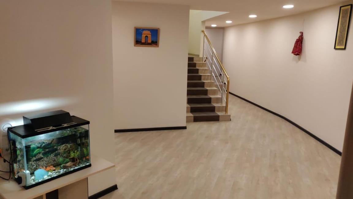 Shree Gopal Gayatri Lok Hotel Yerevan Bagian luar foto